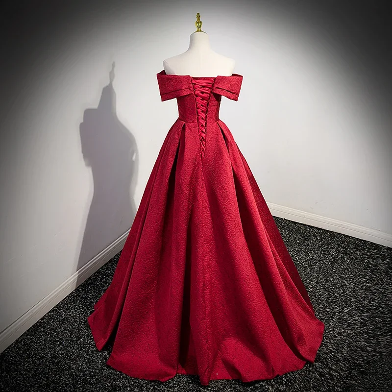 Вечернее платье бордового цвета с вырезом лодочкой Sweet Memory Princess на шнуровке длиной до пола из атласа в складку больших размеров